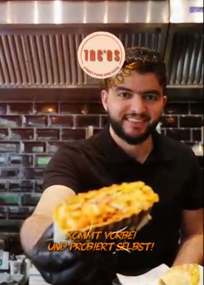 Der Inhaber von TAC'OS mit einem frisch zubereiteten French Taco in der Küche